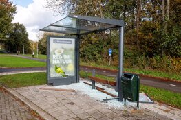 Automobilist rijdt bushokje kapot in Naarden