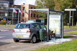 Automobilist rijdt bushokje kapot in Naarden