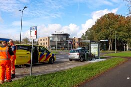Automobilist rijdt bushokje kapot in Naarden