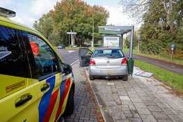 Automobilist rijdt bushokje kapot in Naarden