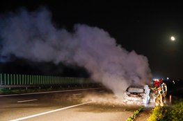 Auto volledig uitgebrand op A27 bij Blaricum