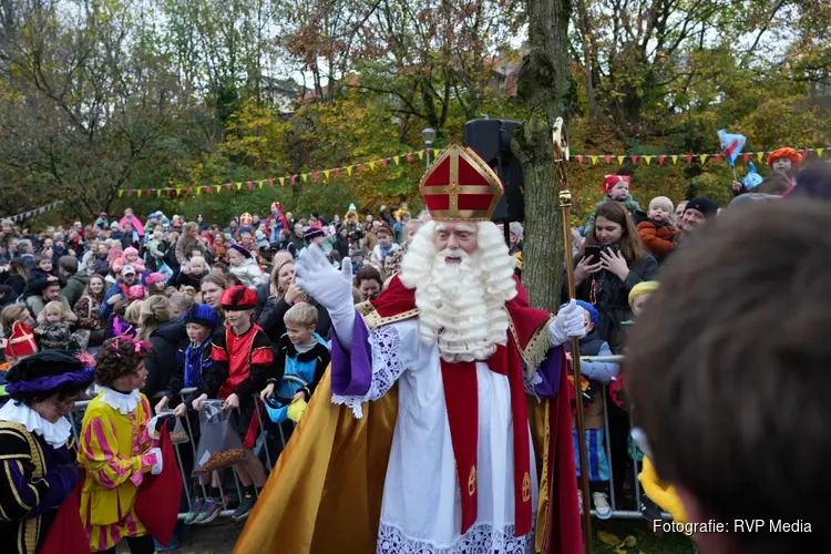 Sinterklaas in Hilversum feestelijk onthaald: honderden kinderen in vrolijke stoet door de stad
