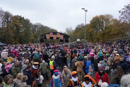 Sinterklaas in Hilversum feestelijk onthaald: honderden kinderen in vrolijke stoet door de stad