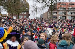 Sinterklaas in Hilversum feestelijk onthaald: honderden kinderen in vrolijke stoet door de stad