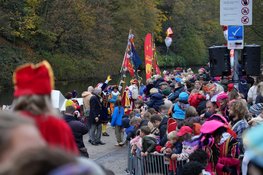 Sinterklaas in Hilversum feestelijk onthaald: honderden kinderen in vrolijke stoet door de stad