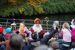 Sinterklaas in Hilversum feestelijk onthaald: honderden kinderen in vrolijke stoet door de stad
