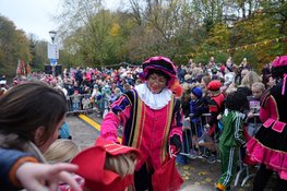 Sinterklaas in Hilversum feestelijk onthaald: honderden kinderen in vrolijke stoet door de stad