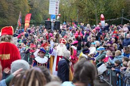 Sinterklaas in Hilversum feestelijk onthaald: honderden kinderen in vrolijke stoet door de stad