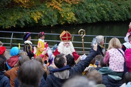 Sinterklaas in Hilversum feestelijk onthaald: honderden kinderen in vrolijke stoet door de stad
