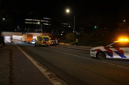 Vrachtwagen botst tegen Prinses Beatrixtunnel in Hilversum: bestuurder gewond