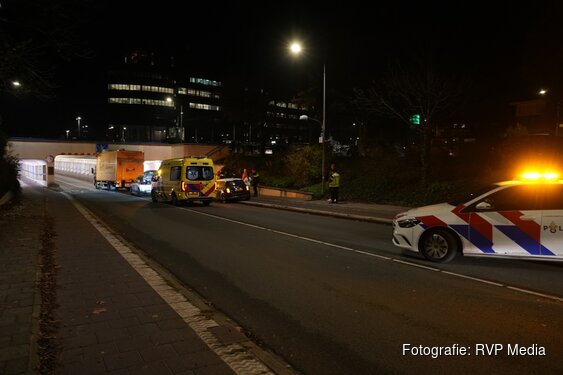 Vrachtwagen botst tegen Prinses Beatrixtunnel in Hilversum: bestuurder gewond
