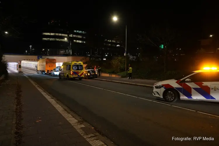Vrachtwagen botst tegen Prinses Beatrixtunnel in Hilversum: bestuurder gewond