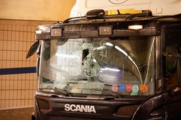 Vrachtwagen botst tegen Prinses Beatrixtunnel in Hilversum: bestuurder gewond