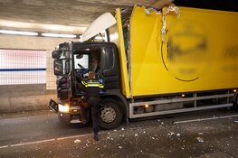 Vrachtwagen botst tegen Prinses Beatrixtunnel in Hilversum: bestuurder gewond