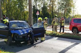Brandweer bevrijdt man uit brommobiel na botsing in Hilversum