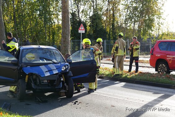 Brandweer bevrijdt man uit brommobiel na botsing in Hilversum
