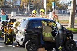 Brandweer bevrijdt man uit brommobiel na botsing in Hilversum