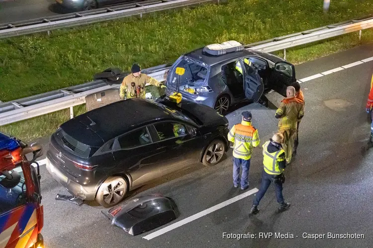 Brandweer bevrijdt bestuurder na ongeluk tussen twee auto’s op de A1 bij Laren