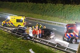 Brandweer bevrijdt bestuurder na ongeluk tussen twee auto’s op de A1 bij Laren