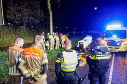 Automobilist bekneld na eenzijdig ongeval