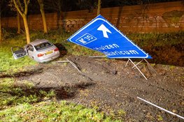 Automobilist onder invloed rijdt verkeersbord omver en eindigt tegen boom