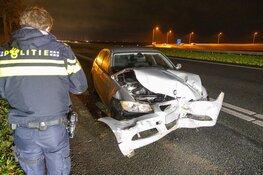Automobilist onder invloed rijdt verkeersbord omver en eindigt tegen boom