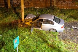 Automobilist onder invloed rijdt verkeersbord omver en eindigt tegen boom