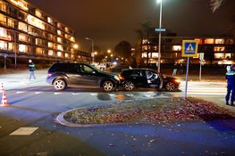 Auto botst achterop lesauto voor zebrapad