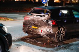 Auto botst achterop lesauto voor zebrapad