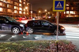 Auto botst achterop lesauto voor zebrapad