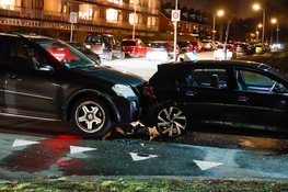 Auto botst achterop lesauto voor zebrapad