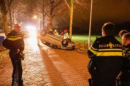 Auto knalt tegen boom en vliegt over de kop in Naarden