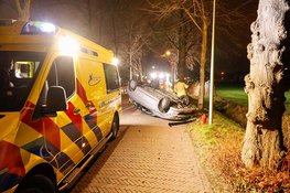 Auto knalt tegen boom en vliegt over de kop in Naarden