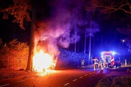 Auto vliegt in brand na botsing op Vredelaan in Laren