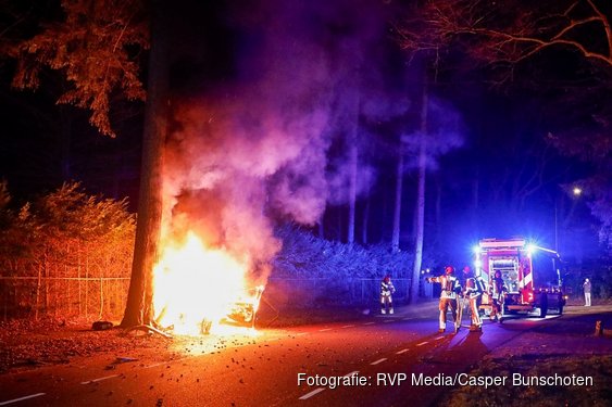 Auto vliegt in brand na botsing op Vredelaan in Laren