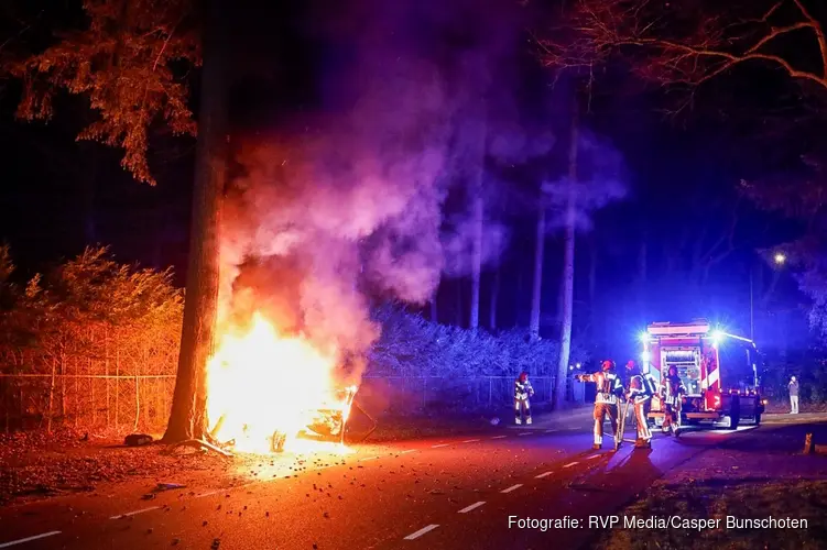 Auto vliegt in brand na botsing op Vredelaan in Laren