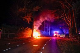 Auto vliegt in brand na botsing op Vredelaan in Laren