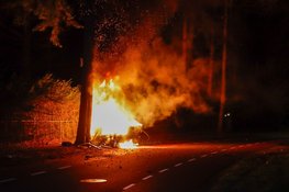 Auto vliegt in brand na botsing op Vredelaan in Laren