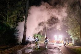 Auto vliegt in brand na botsing op Vredelaan in Laren