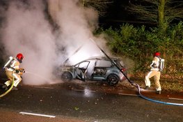 Auto vliegt in brand na botsing op Vredelaan in Laren