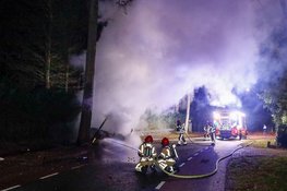 Auto vliegt in brand na botsing op Vredelaan in Laren