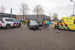 Botsing op kruising tussen auto en busje in Naarden