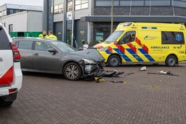 Botsing op kruising tussen auto en busje in Naarden