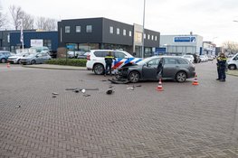 Botsing op kruising tussen auto en busje in Naarden