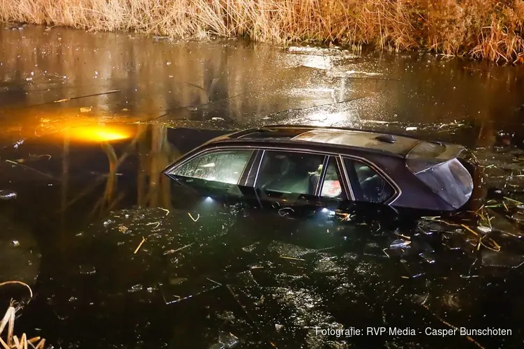 Auto te water na botsing met andere auto