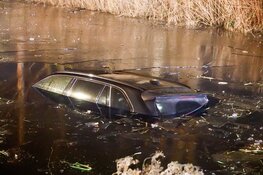 Auto te water na botsing met andere auto