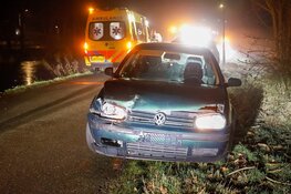 Auto te water na botsing met andere auto