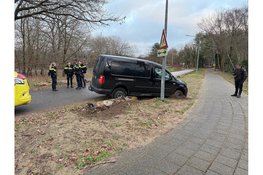 Busje vliegt uit de bocht aan Amersfoortsestraatweg