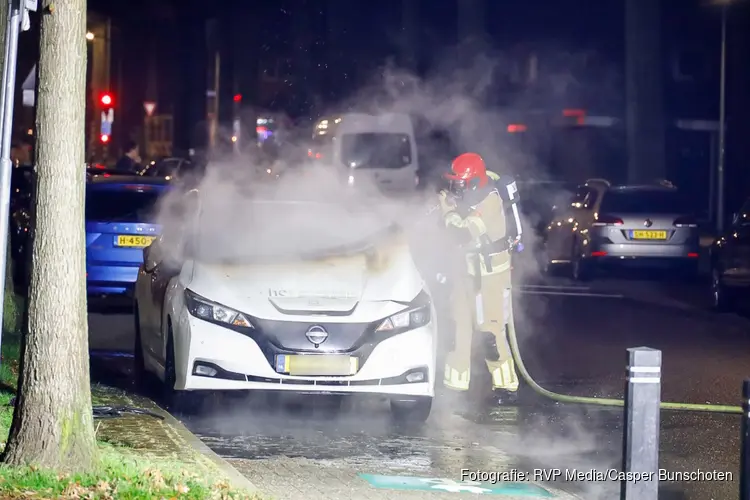 Elektrische deelauto zwaar beschadigd door brand in Hilversum