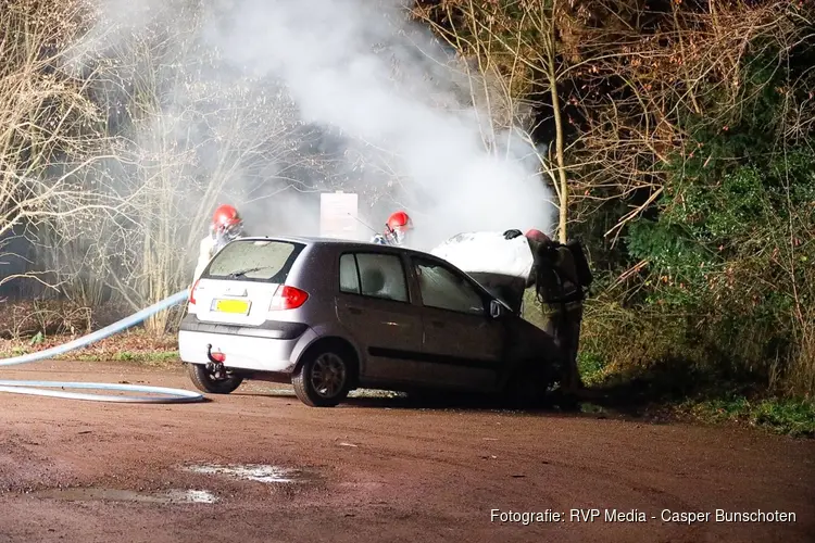 Auto in brand op parkeerplaats bij Bussumerheide